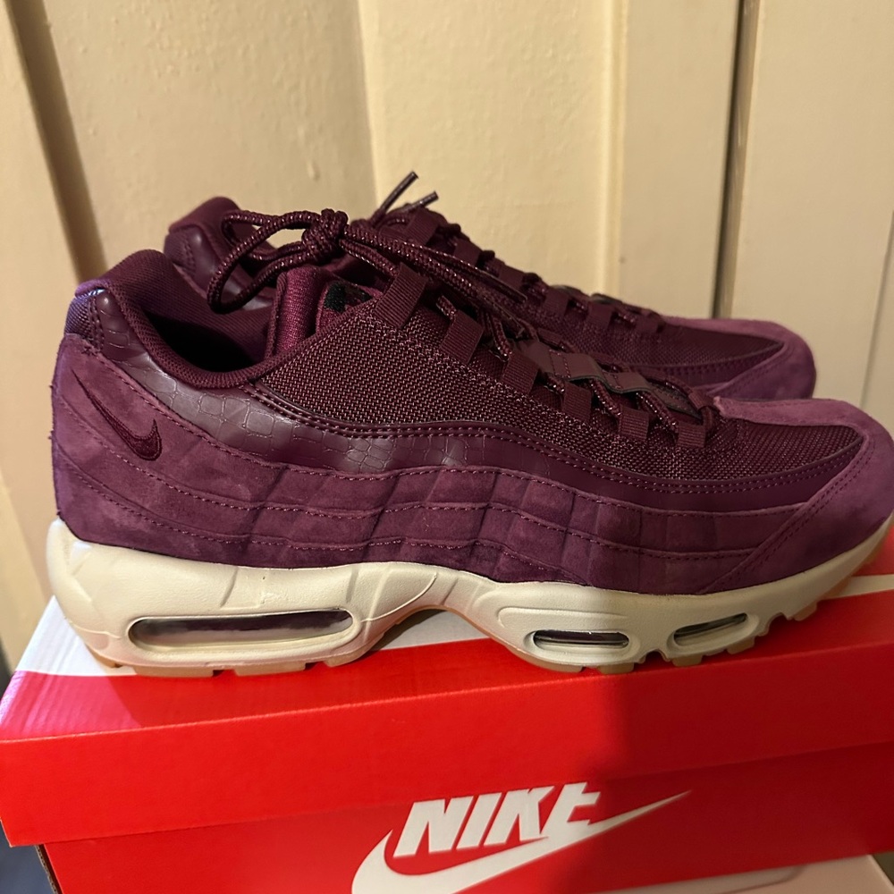 Nike Men's Deep Burgundy Sneakers